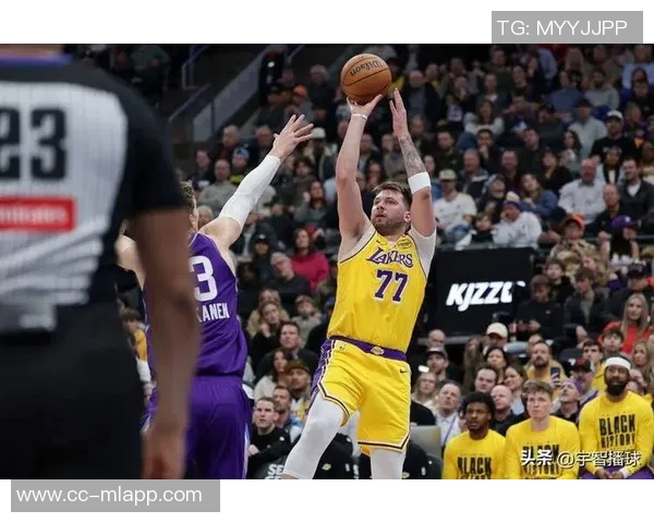 东契奇与里夫斯携手共进展现持球天赋助力湖人未来发展